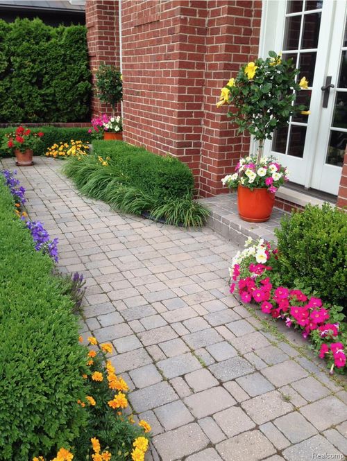 995 Pierce St, Birmingham, MI, 48009-1754 | Card Image