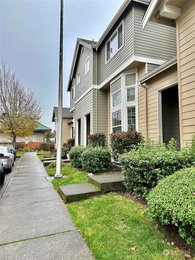 437 Tacoma Avenue Ne, Townhouse with 3 bedrooms, 2 bathrooms and 2 parking in Renton WA | Image 1