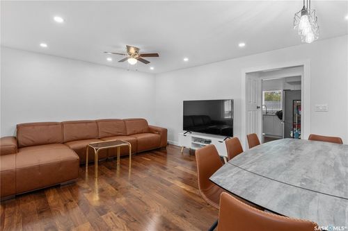 512 18th Ave E, Regina, SK, S4N1E4 | Card Image