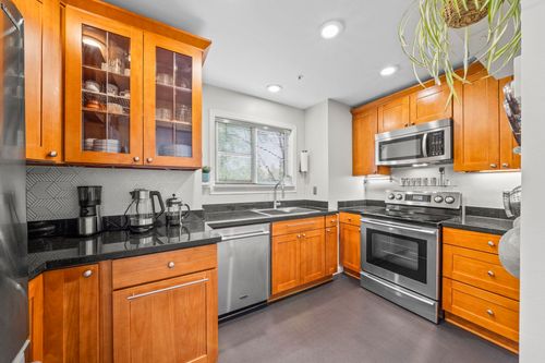 204-1883 E 10th Ave, Vancouver, BC, V5N1X8 | Card Image