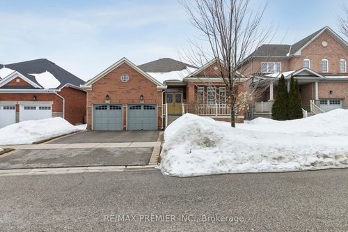 11 Eakins Dr, Aurora, ON, L4G0G7 | Card Image