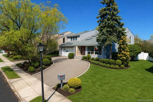 2 Cresthollow Ln, Albertson, NY, 11507-1047 | Card Image