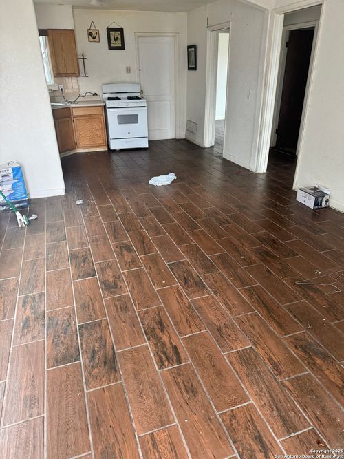 611 El Monte Blvd, San Antonio, TX, 78212-1122 | Card Image