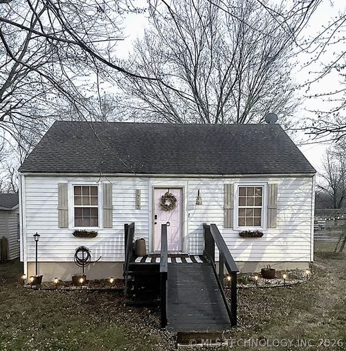 1717 Center St, Collinsville, OK, 74021-2808 | Card Image