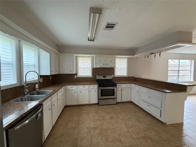 19310 Oak Timbers Dr, House other with 4 bedrooms, 3 bathrooms and 2 parking in Humble TX | Image 6