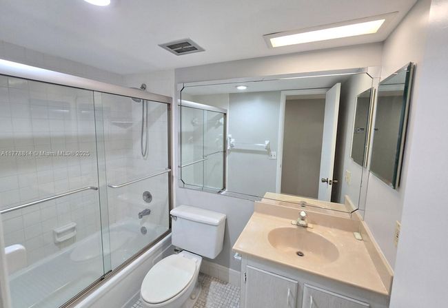 APT-123A - 2313 S Cypress Bend Dr, Condo with 2 bedrooms, 2 bathrooms and null parking in Pompano Beach FL | Image 5