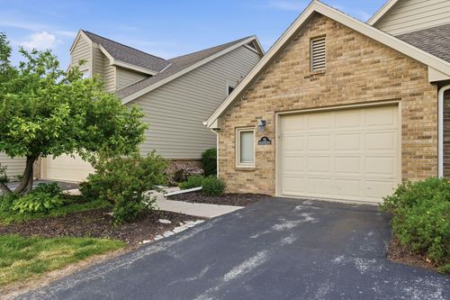 W240N2160 Dorchester Dr, Pewaukee, WI, 53072-4688 | Card Image