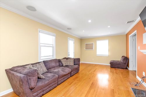 8 9th St, Carle Place, NY, 11514-1306 | Card Image