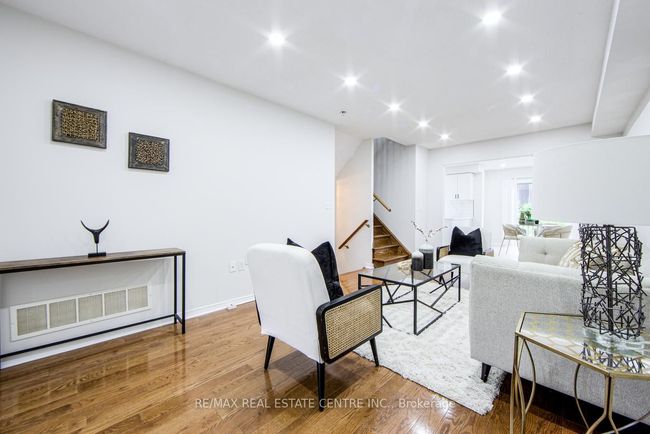 359 Bussel Cres, House attached with 3 bedrooms, 3 bathrooms and 1 parking in Milton ON | Image 7