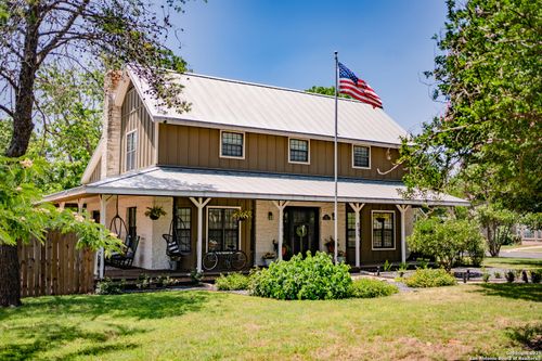 611 W Burbank St, Fredericksburg, TX, 78624-2672 | Card Image