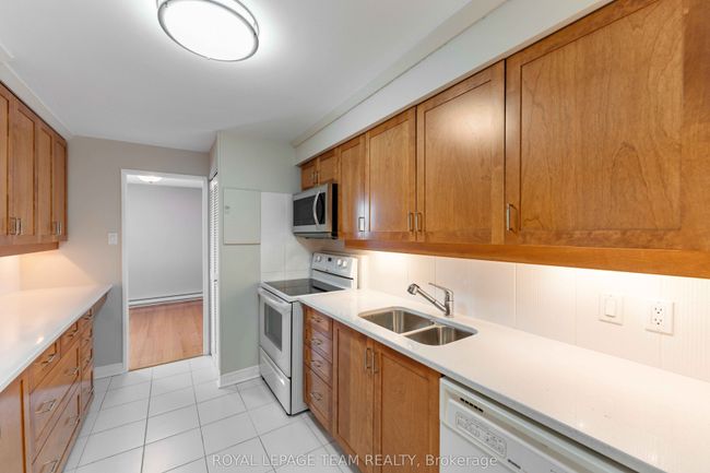 1601 - 1195 Richmond Rd, Condo with 3 bedrooms, 2 bathrooms and null parking in Ottawa ON | Image 6