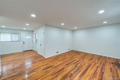 10 Gerhard Rd, Plainview, NY, 11803-5502 | Card Image