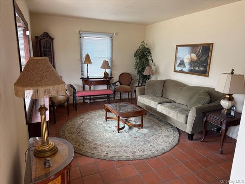 31 Prince St, New Hyde Park, NY, 11040-1312 | Card Image