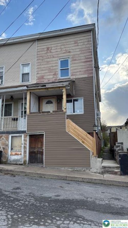 208 Bowe St, Tamaqua, PA, 18252-2432 | Card Image