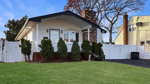18 W 22nd St, Deer Park, NY, 11729-3922 | Card Image