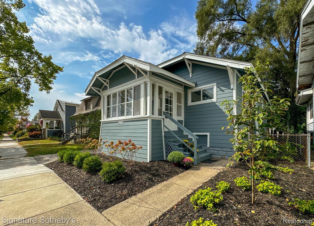 Pleasant St, Royal Oak, MI 48067