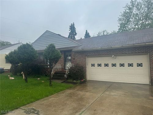 24010 Timberlane Rd, Warrensville Heights, OH, 44128-5043 | Card Image