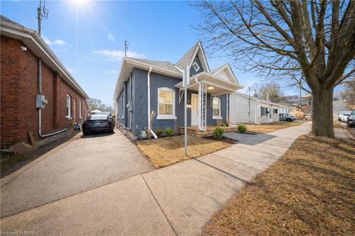 8 Main St, Brantford, ON, N3R3X2 | Card Image