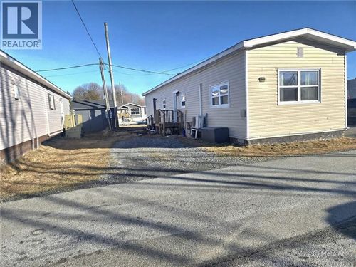 27 Daisy St, Saint John, NB, E2M5M8 | Card Image