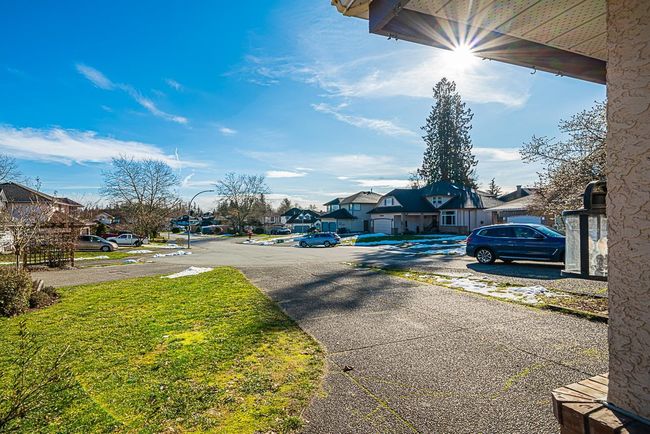 21375 85 Court, House other with 5 bedrooms, 2 bathrooms and 6 parking in Langley BC | Image 2