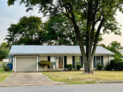 121 Park Circle, House other with 3 bedrooms, 2 bathrooms and 1 parking in Trenton TN | Image 1