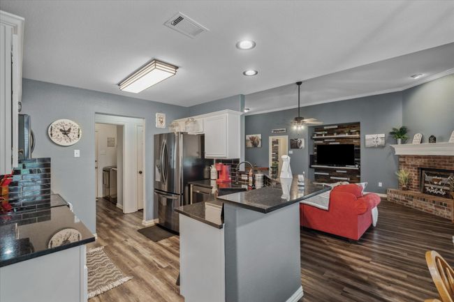 You will love the color scheme for the kitchen | Image 15