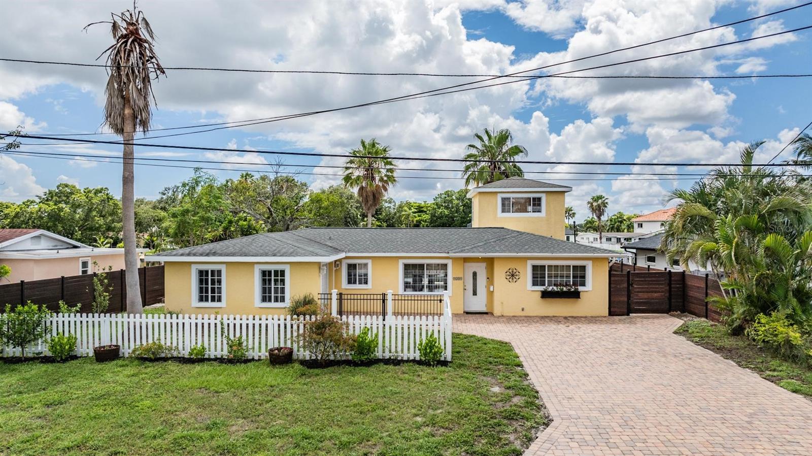 Sun Isle Dr, Saint Petersburg, FL 33702
