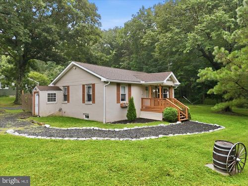 332 Route 390, Cresco, PA, 18326-7372 | Card Image