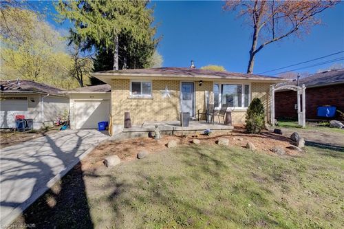 259 Birmingham St E, Mount Forest, ON, N0G2L2 | Card Image