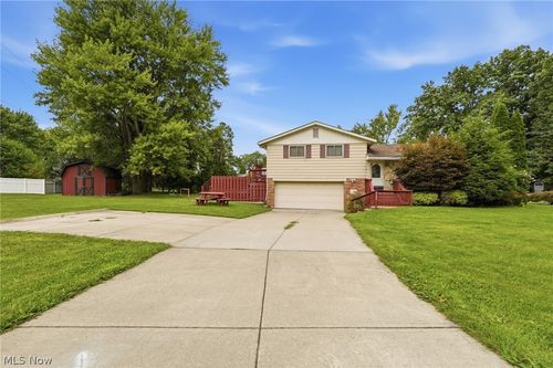 744 Edwards Dr, Berea, OH, 44017-2808 | Card Image