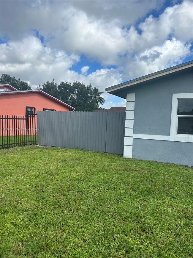 0 - 3481 Nw 193rd St, House other with 3 bedrooms, 2 bathrooms and null parking in Miami Gardens FL | Image 3