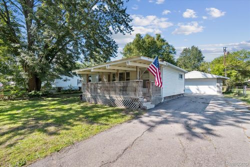21832 Fenster St, Belleville, MI, 48111-8989 | Card Image