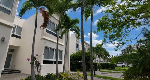 2461 Ne 135th St, NORTH MIAMI, FL, 33181-3515 | Card Image
