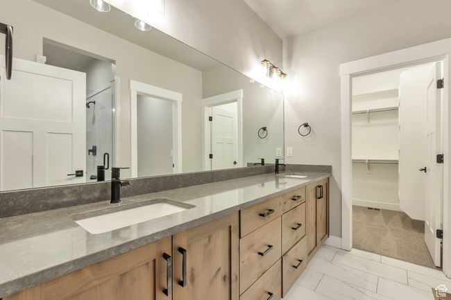Primary Bathroom | Image 12