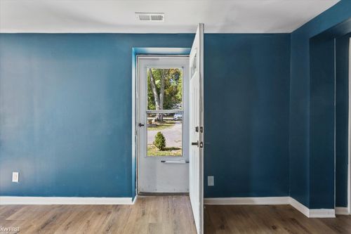 1147 Rinn St, Burton, MI, 48509-2335 | Card Image