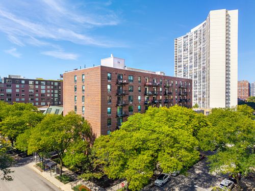 808-3900 N Pine Grove Avenue, Chicago, IL, 60613 | Card Image