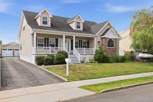 34 Meadow Ln, Amityville, NY, 11701-3914 | Card Image
