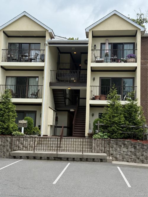 19 Edinburgh Dr, Peekskill, NY, 10566-2562 | Card Image