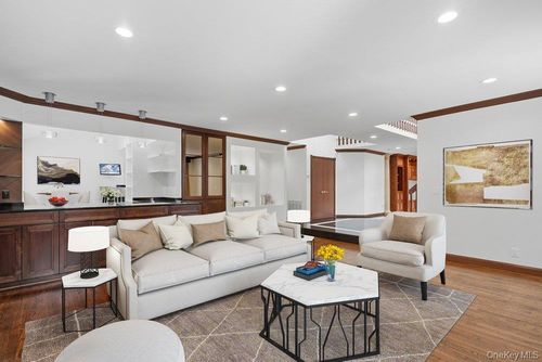 43 Hunt Dr, Jericho, NY, 11753-1144 | Card Image