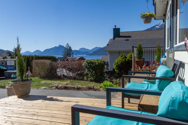 734 Upper Crescent, House other with 3 bedrooms, 2 bathrooms and 2 parking in Britannia Beach BC | Image 4