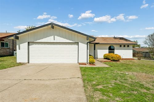701 Salsbury Cir, Arlington, TX, 76014-2144 | Card Image