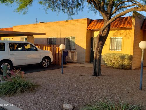 982 S Pantano Rd, Tucson, AZ, 85710-5856 | Card Image