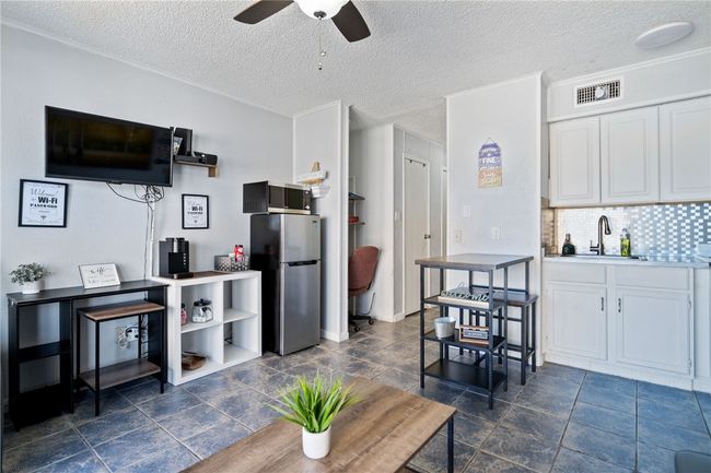 Kitchen / Living area | Image 8