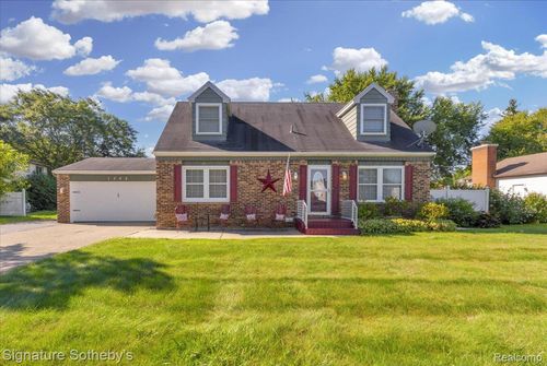 1542 Diane Dr, Flushing, MI, 48433-1827 | Card Image