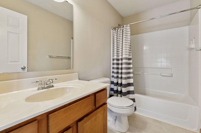 The upper level full bath has tasteful, neutral décor | Image 19