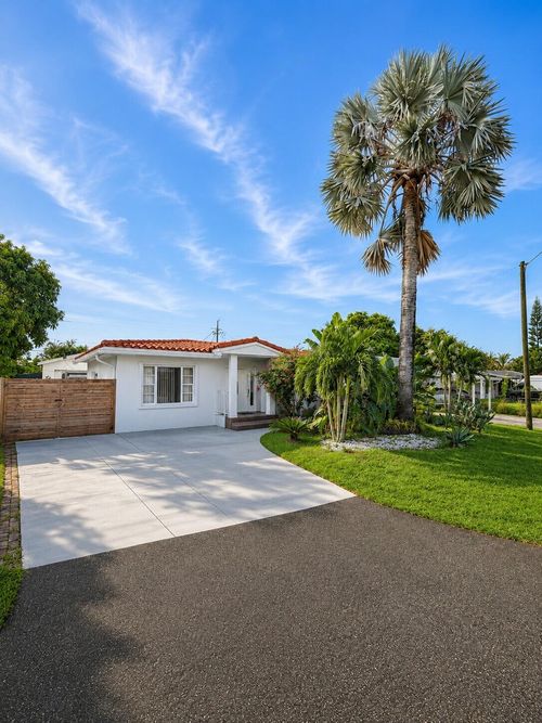 4730 Ne 3rd Ave, Oakland Park, FL, 33334-6035 | Card Image