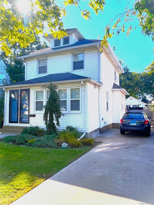 8 Saint Nicholas St, Lynbrook, NY, 11563-1762 | Card Image