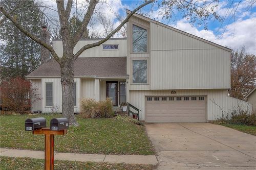 6601 Cottonwood Drive, Shawnee, KS, 66216 | Card Image