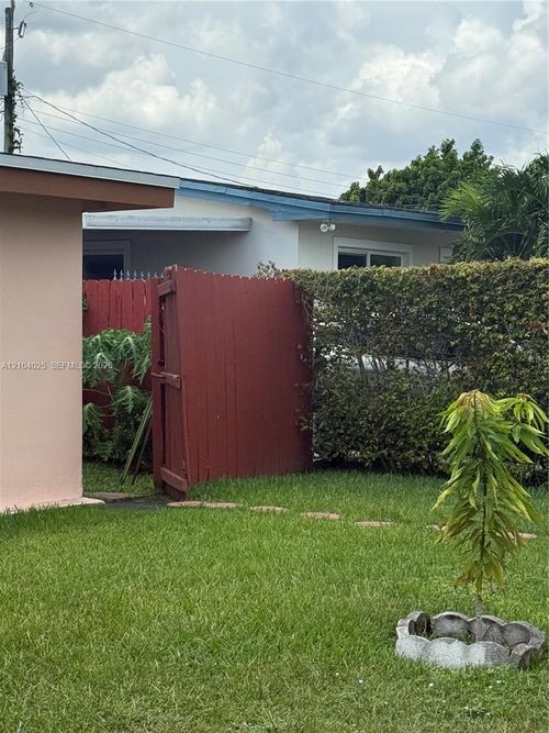 b-88X0 Sw 18th St, Miami, FL, 33165 | Card Image