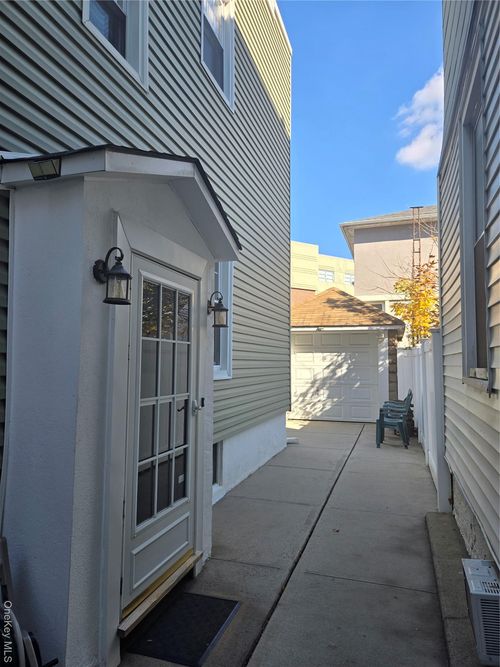 8433 124th St, Kew Gardens, NY, 11415-3306 | Card Image